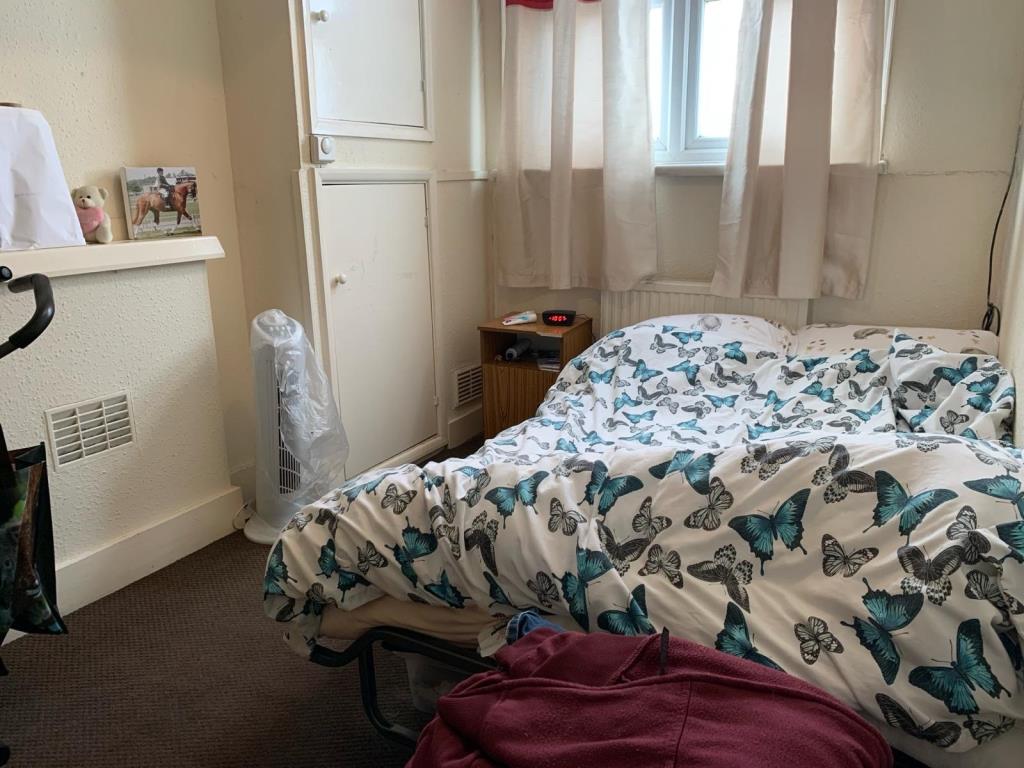 Lot: 33 - FREEHOLD BLOCK FOR INVESTMENT - Upper flat bedroom